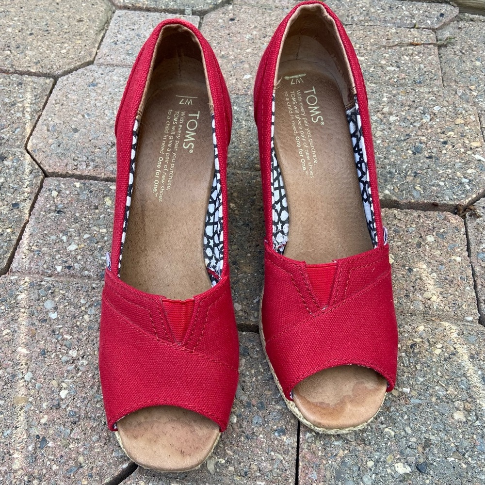 Toms women red and brown canvas peep toe wedge heels. Size 7W. Used.